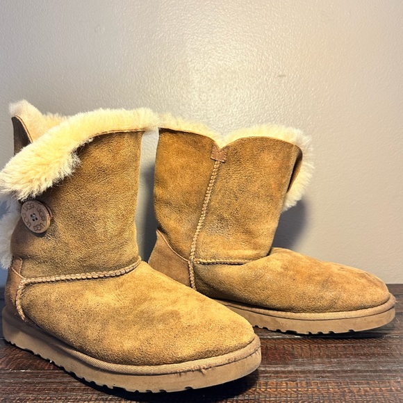 UGG Chestnut Bailey Button Bomber 5838 Size 8W with Wooden Button - Picture 1 of 6